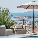 Luxury With Breathtaking View & Private Pool Apartman *
