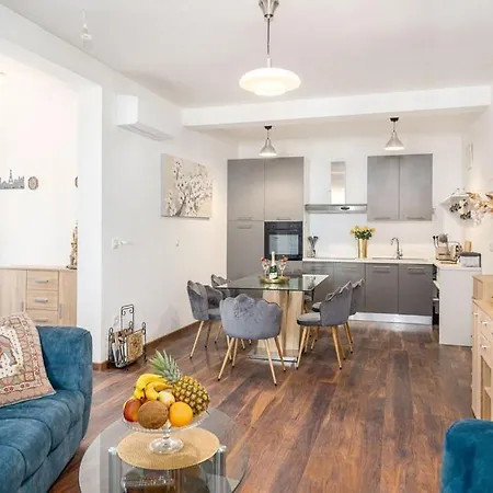 Luxury With Breathtaking View & Private Pool דירה *