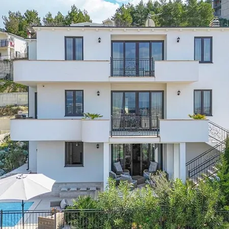 Luxury With Breathtaking View & Private Pool Apartman
